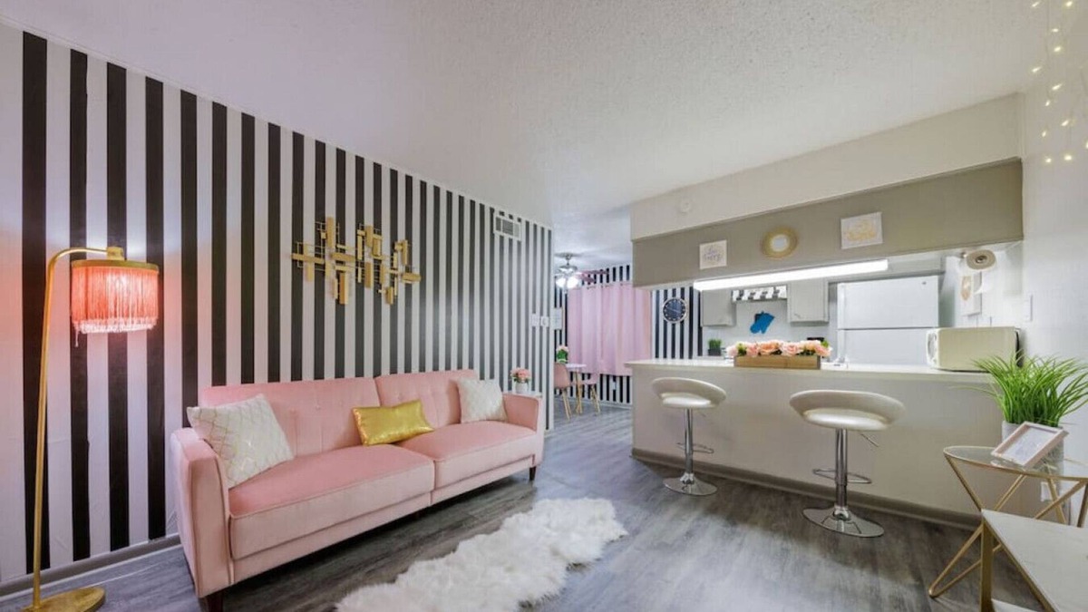 North University Apartment | *Exclusive Stay* A Touch of Pink* Central/Downtown