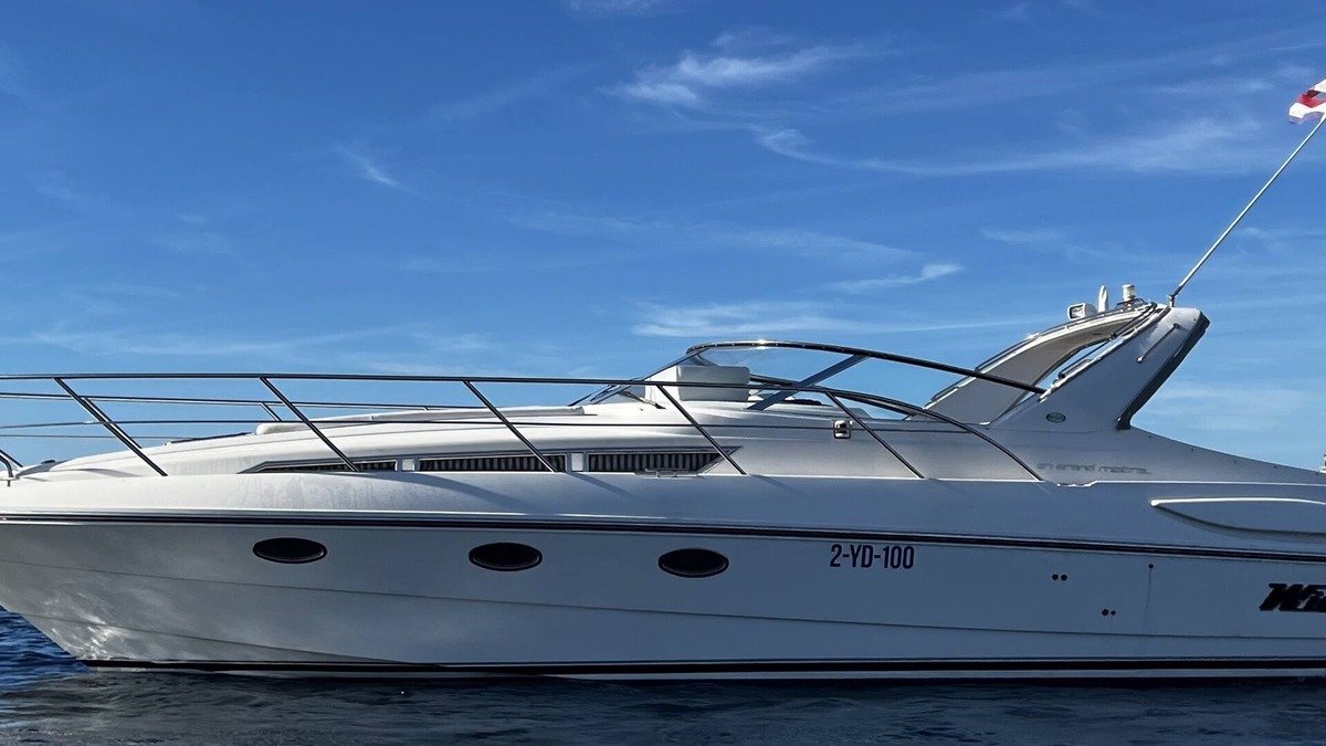Le Suquet Boat Rental | Exclusive stay on a yacht in the old harbour in the center of Cannes