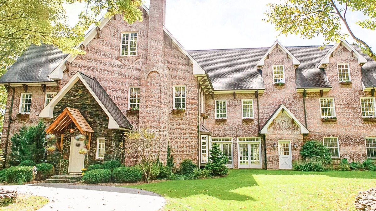 Jefferson House | Exclusive Use Resort and Event Space - SUMMER SPECIALS! CHRISTMAS SPECIAL!
