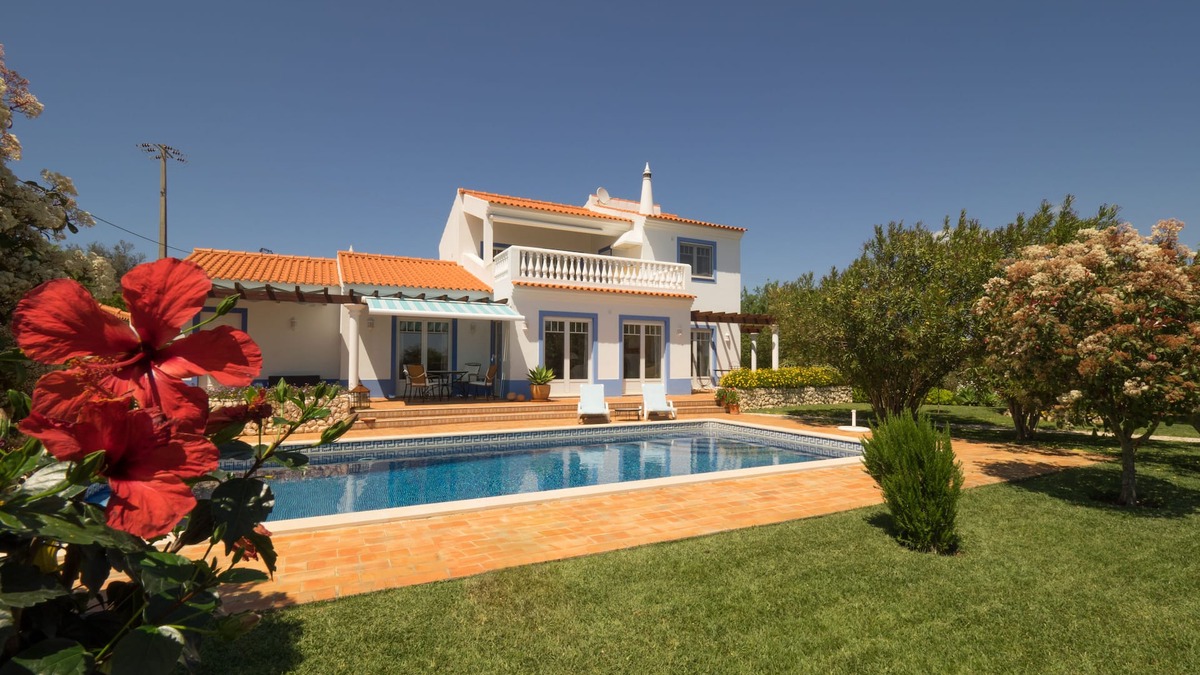 Meia Praia Villa | Exclusive vacation villa with sea view and heated pool