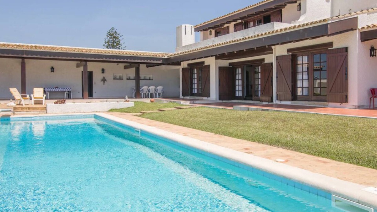 Vila Nova de Gaia Villa | Exclusive villa 1 minute walk from the beach, pool and gardens.