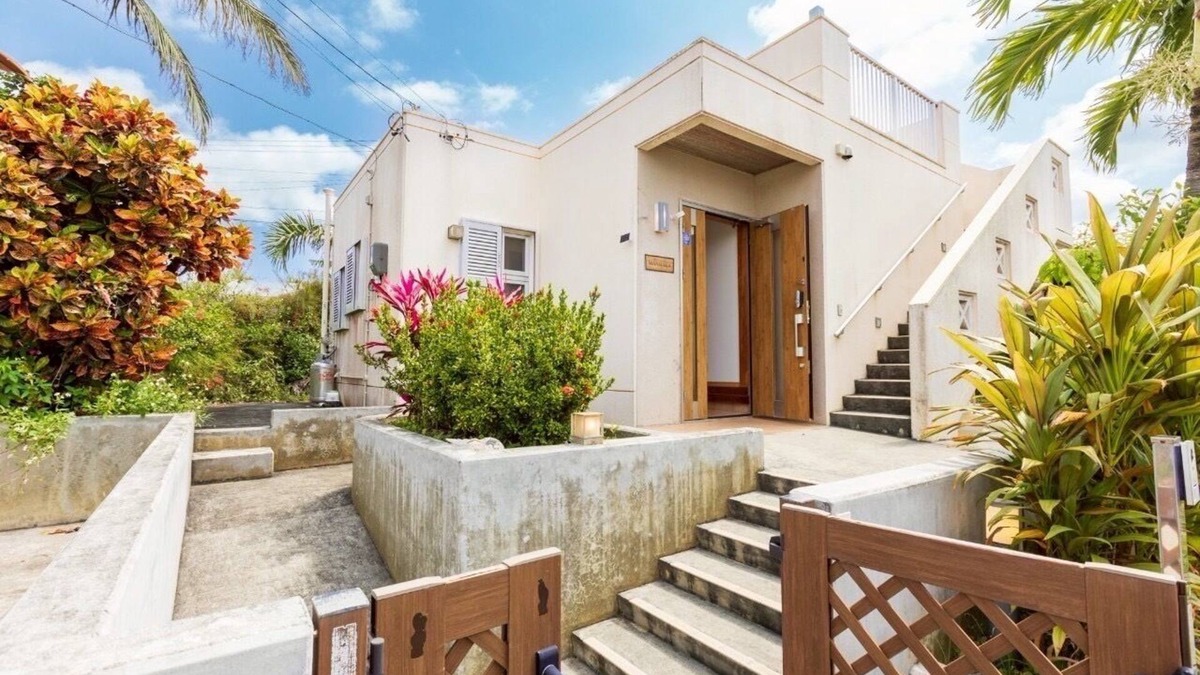 Miyakojima Villa | Exclusive view of the star-filled sky on the rooftop terrace. Walking distance from Imgarma Marine Garden (1.1km). Privileges: Free Miyako soba noodles, BBQ set rental, and star photography can be arranged. Unattended check-in support.