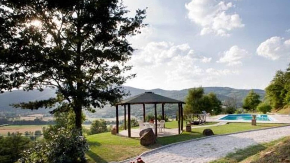 Lisciano Niccone Villa | Exclusive villa with private pool, sleeps 24