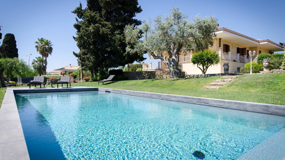 Syracuse Villa | Exclusive villa, heated saltwater-pool, fireplace, WiFi, aircon, 8 pers.