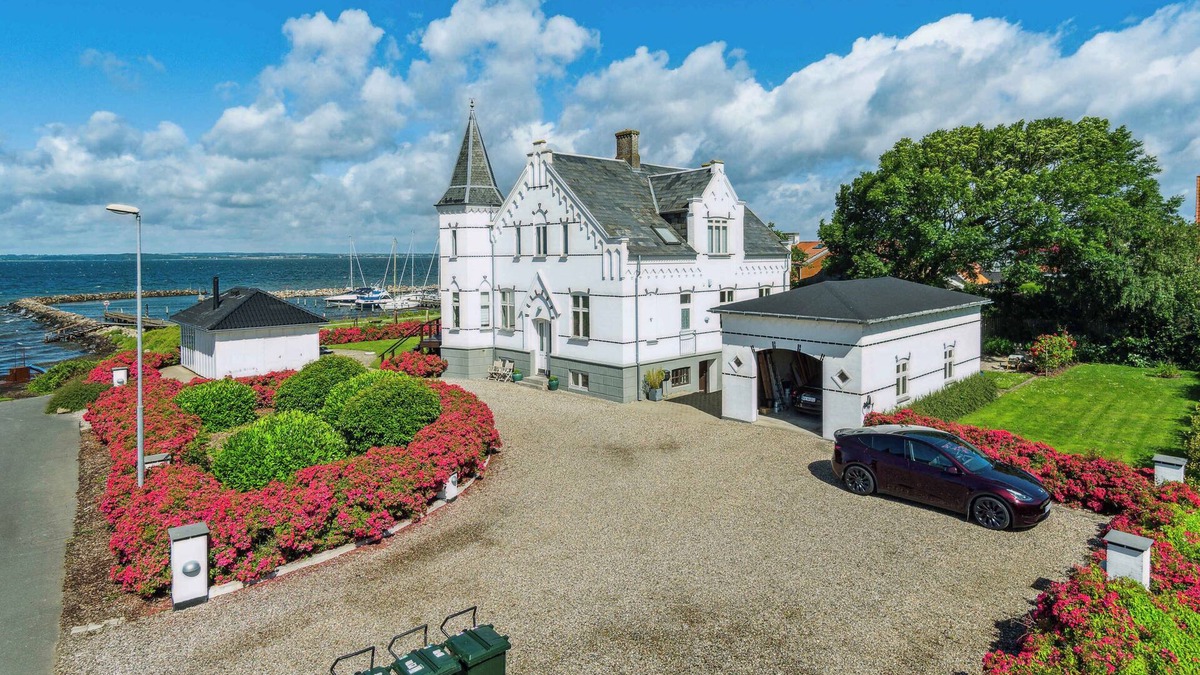Lohals House | Exclusive villa with panorama and beach pavilion