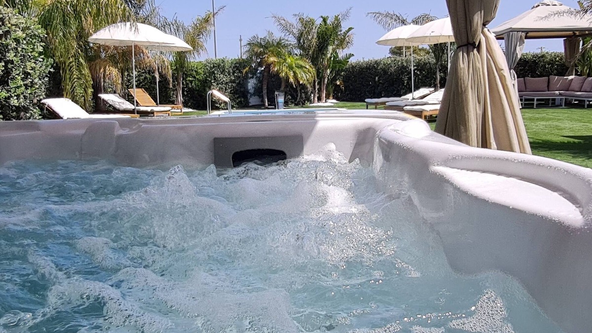 Brucoli Villa | Exclusive Villa with saltwater pool and Jacuzzi hot tub near the sea.