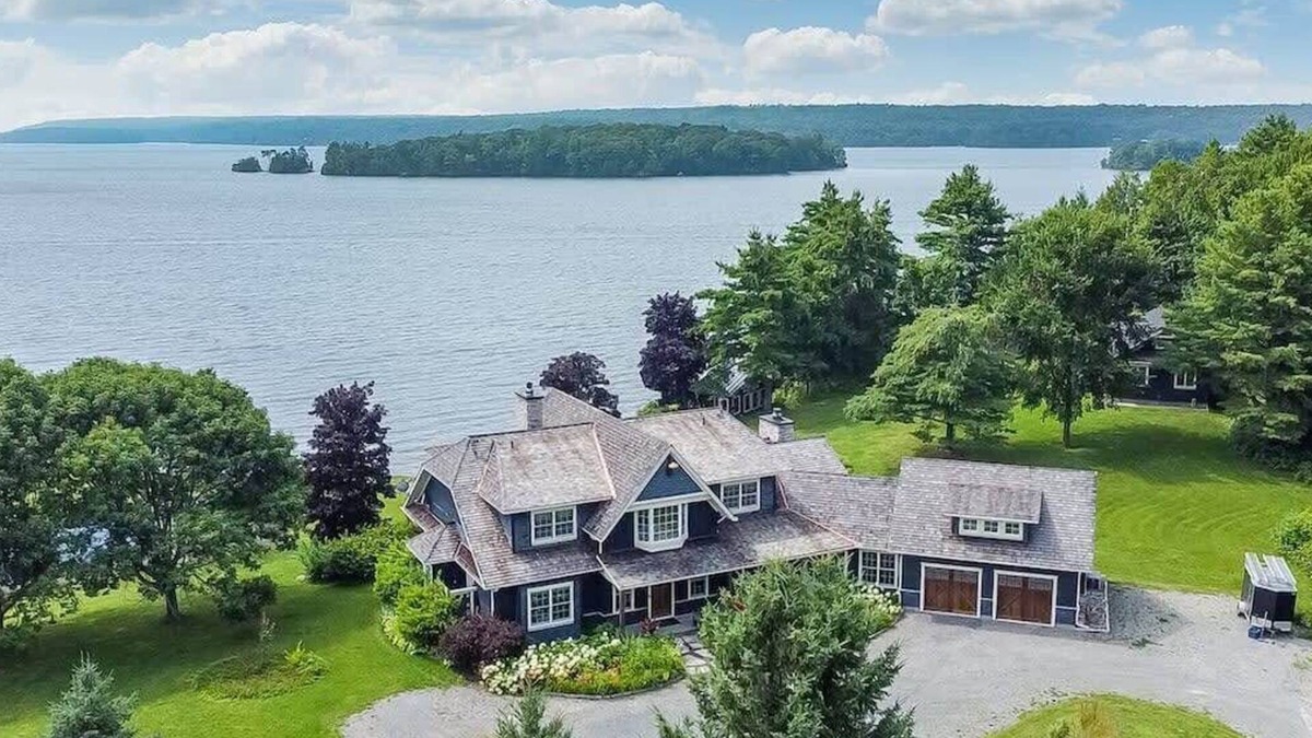 Rideau Lakes House | Exclusive Waterfront Getaway with Beach & Bunkie
