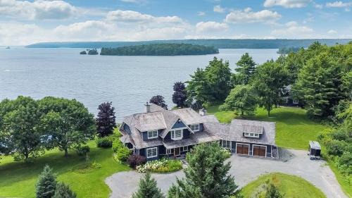Rideau Lakes House | Exclusive Waterfront Getaway with Beach & Bunkie