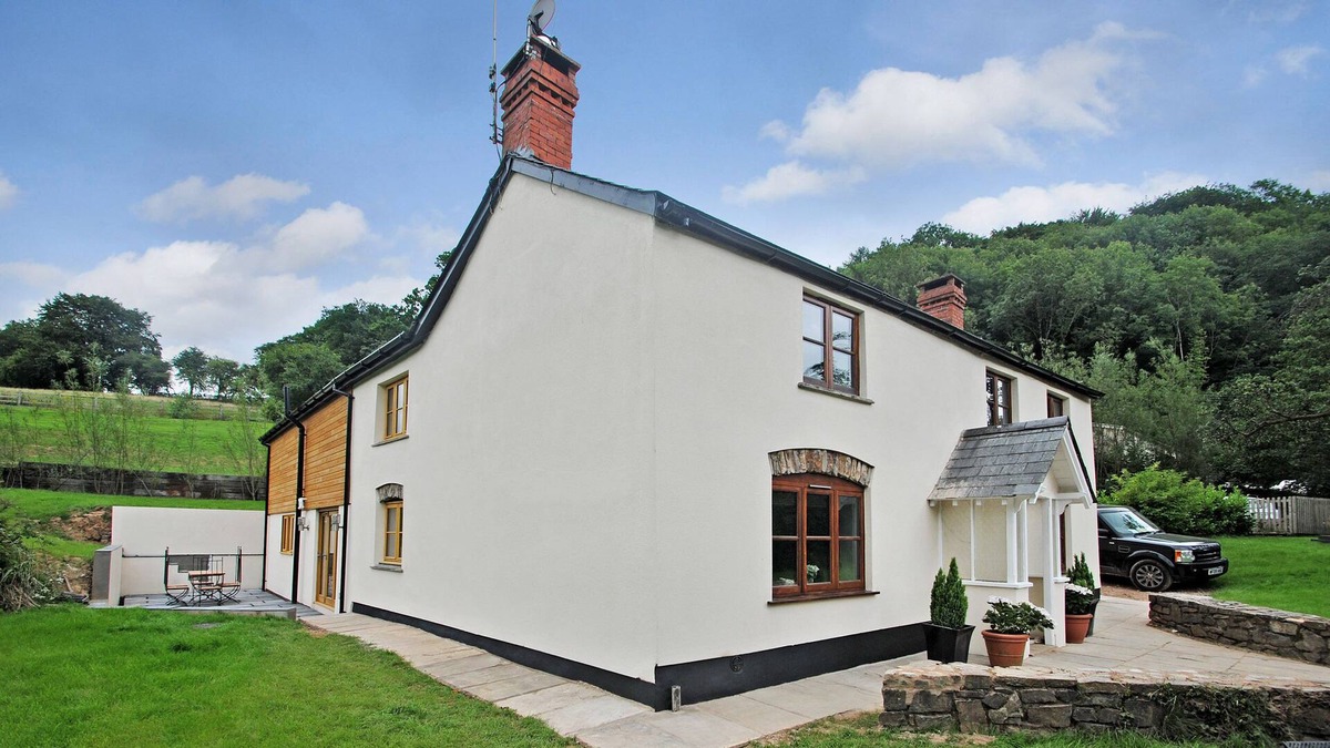 Bampton Cottage | EXE VALLEY FARMHOUSE, pet friendly, with hot tub in Bampton, Devon