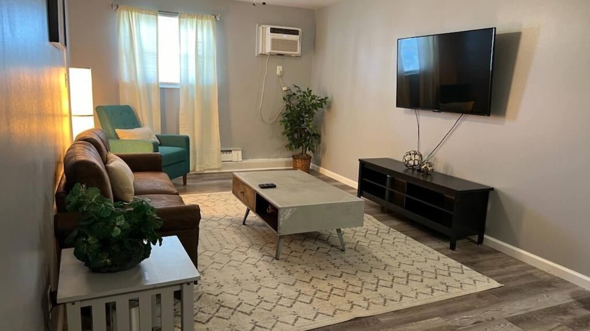 Lincoln Village Condo | Executive 1-bedroom condo with WiFi, AC, and swimming pool in Columbus OH.