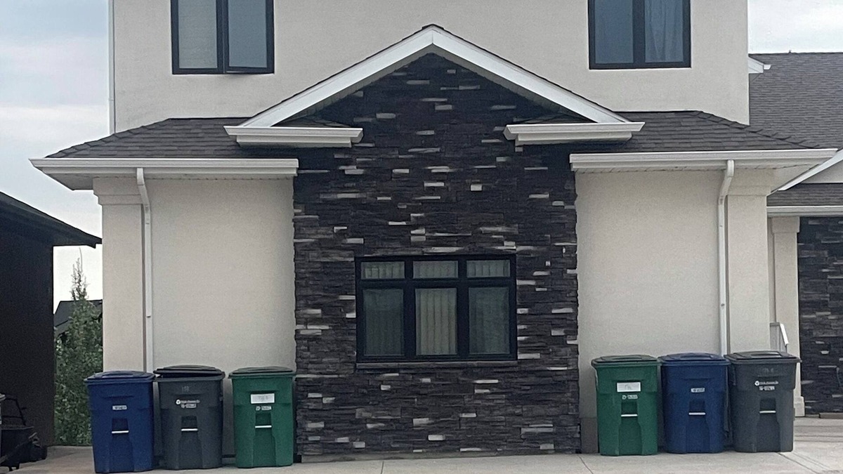 Saskatoon House | Executive 1BR+Den Walk-Out Suite Backing Park