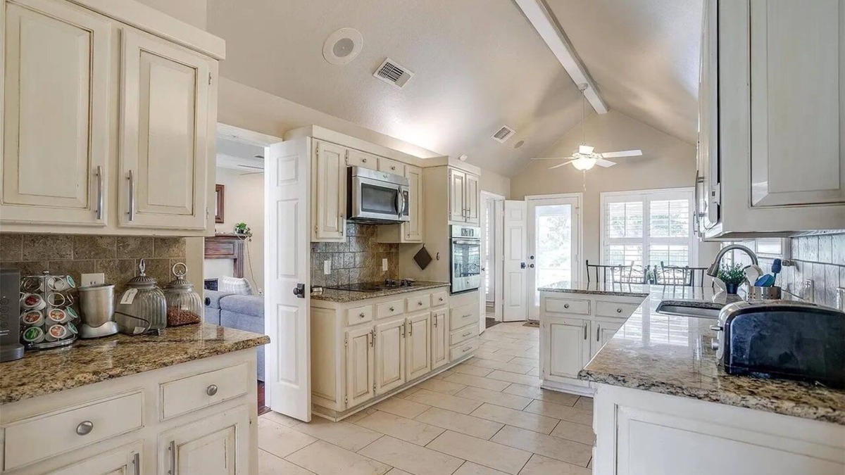 Tarrant County House | Executive 3-bed house with pool, office, WI-FI, Big TVs private, quiet, near FW