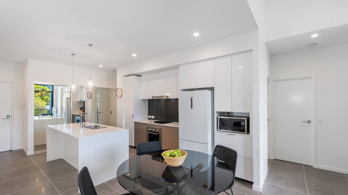 Bulimba Apartment | Executive 3BR Bulimba apartment near Oxford St shops and restaurants