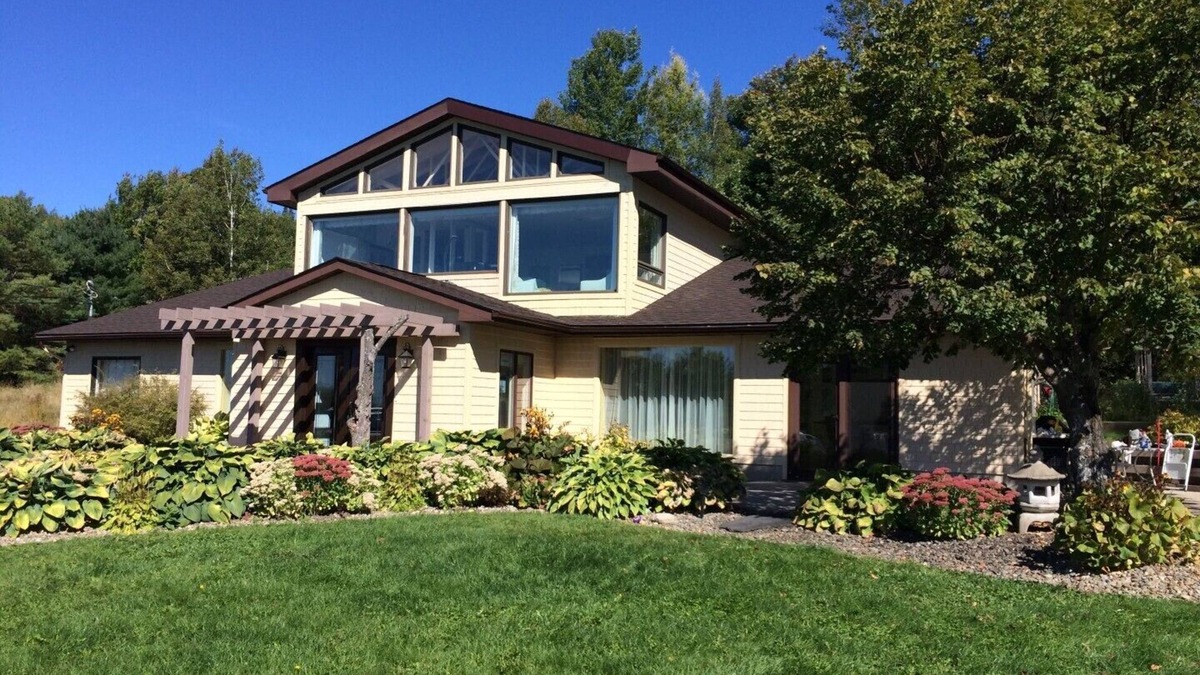 Keswick Ridge House | Executive 4 bedroom 3,000 sq ft home, outdoor patio & gardens