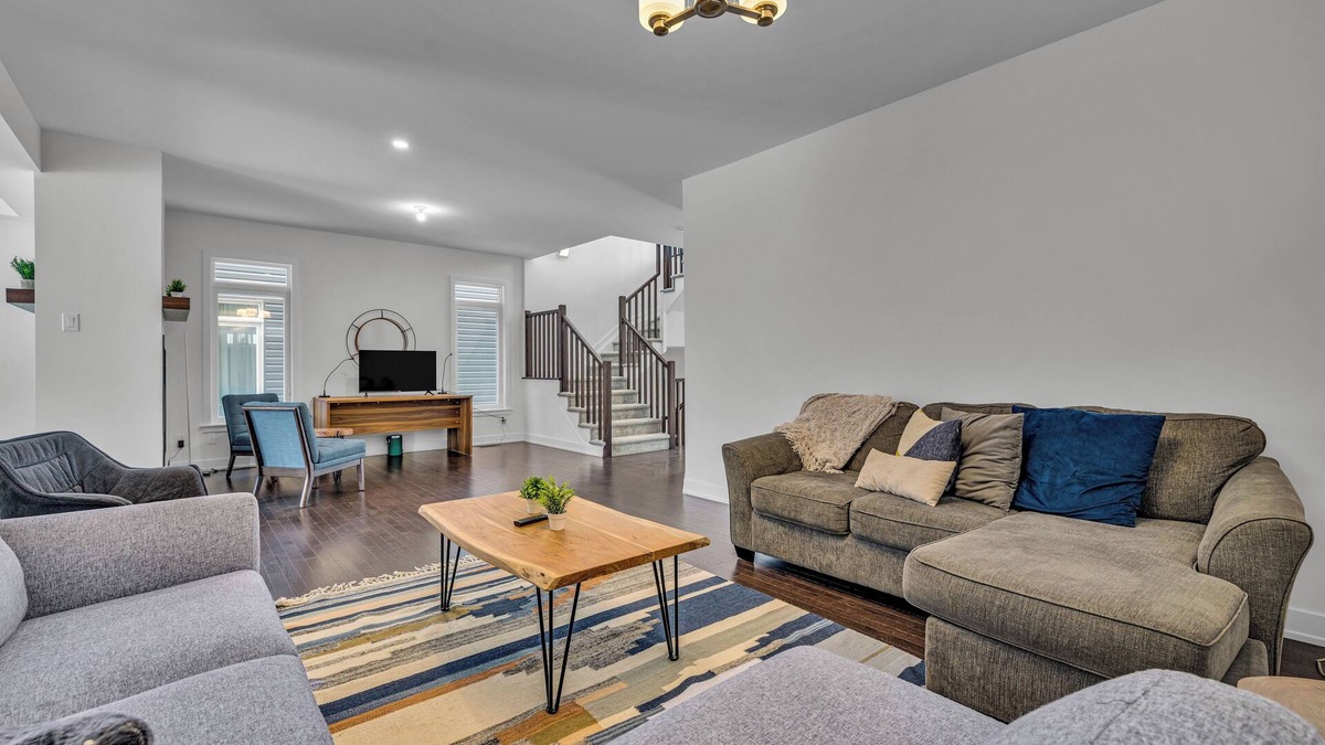 Leitrim House | Executive 4BDRM Home | Close to Airport/Downtown