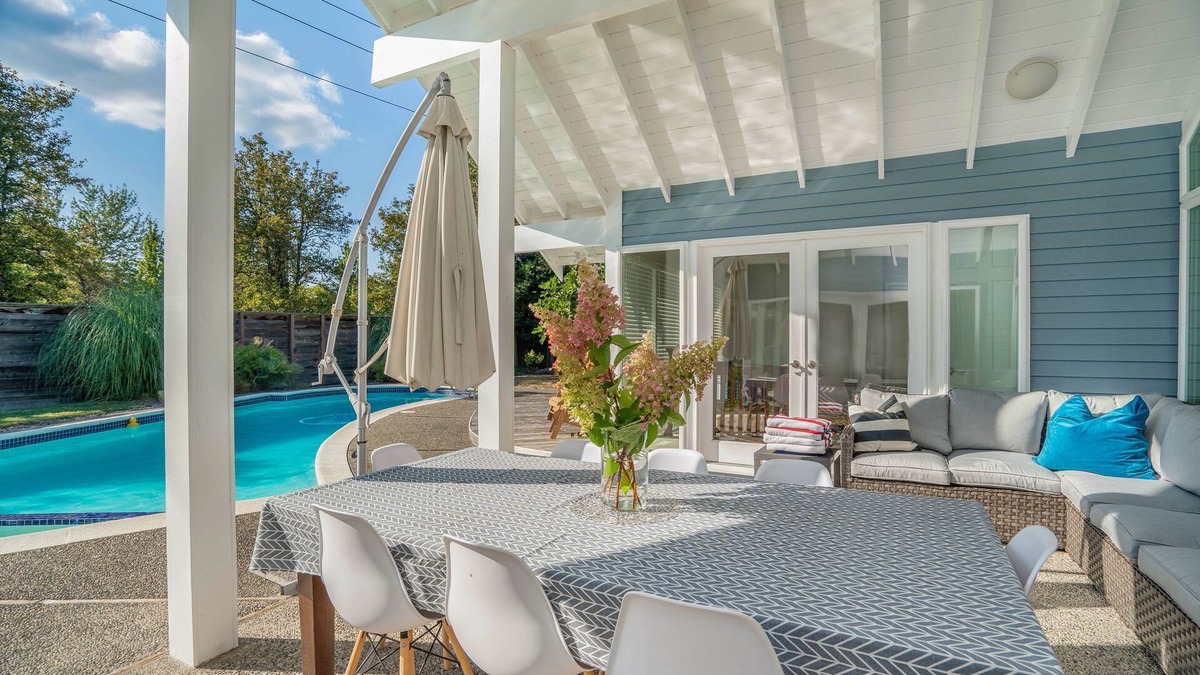 Clyde Hill House | Executive 4BR Home, Clyde Hill, Heated Pool, AC, Pet ok, Large Garden, Weekly %