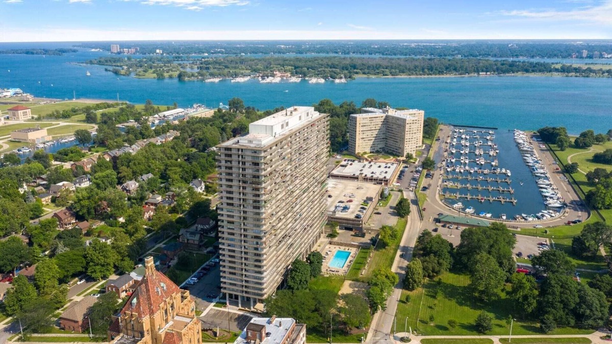 Detroit Apartment | Executive Balcony Suite Downtown Detroit
