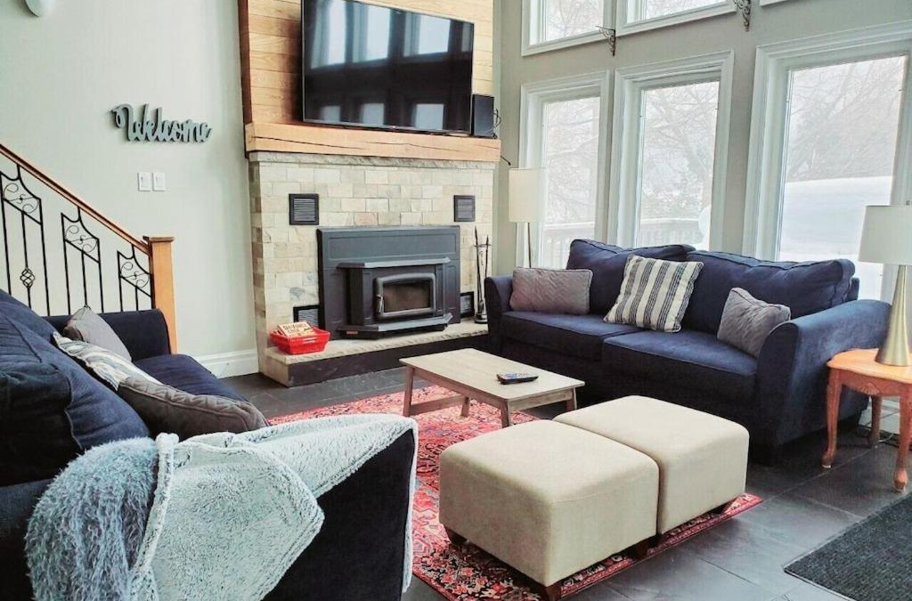 Swiss Meadows Ski Chalet | Executive-BBQ-Full-Kitchen-Washer-Dryer-Sauna-Backyard-Parking-Air-Conditioning
