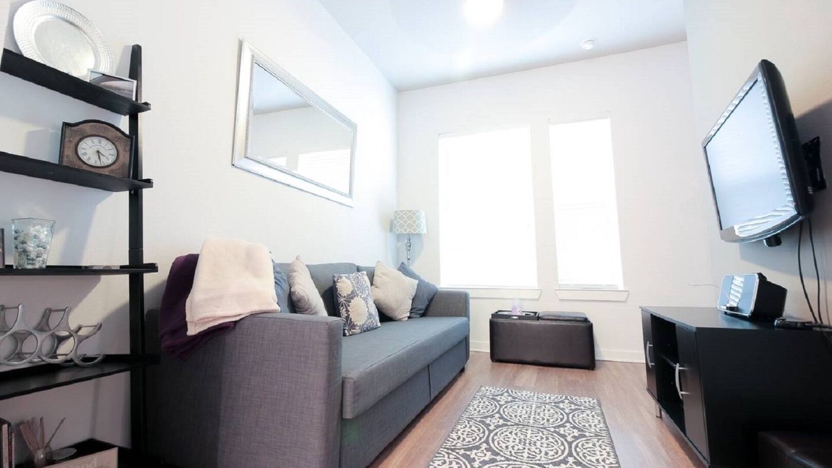 Barton Heights Condo | Executive Condo Steps from Downtown