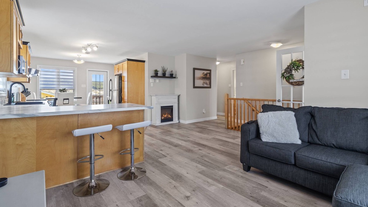 Terra Nova House | Executive cozy home with 3 beds, work station & gym
