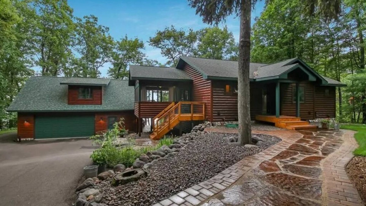 Stone Lake House | Executive Escape on LCO Stone Lake Hayward Sleeps 10+ Enjoy Fall at the lake!
