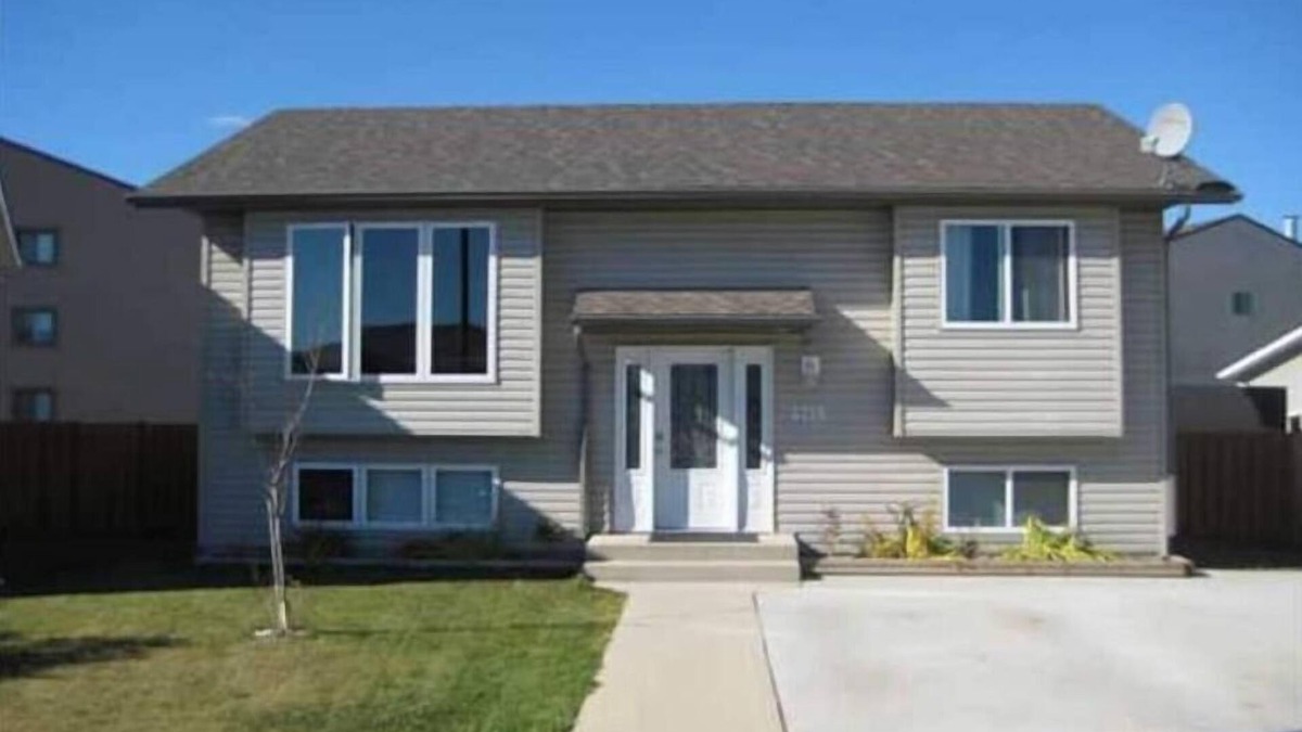 Bonnyville House | Executive furnished split level house