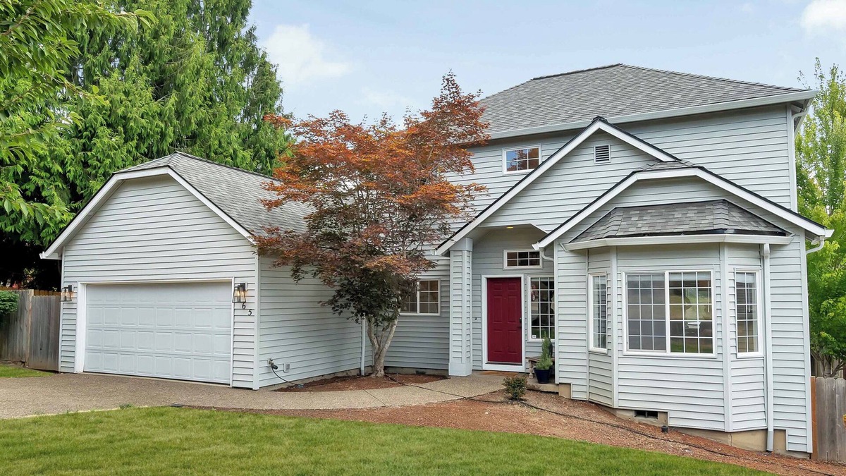 Dundee House | Executive home 2 blocks to Willamette Valley Wine Country epicenter in Dundee!