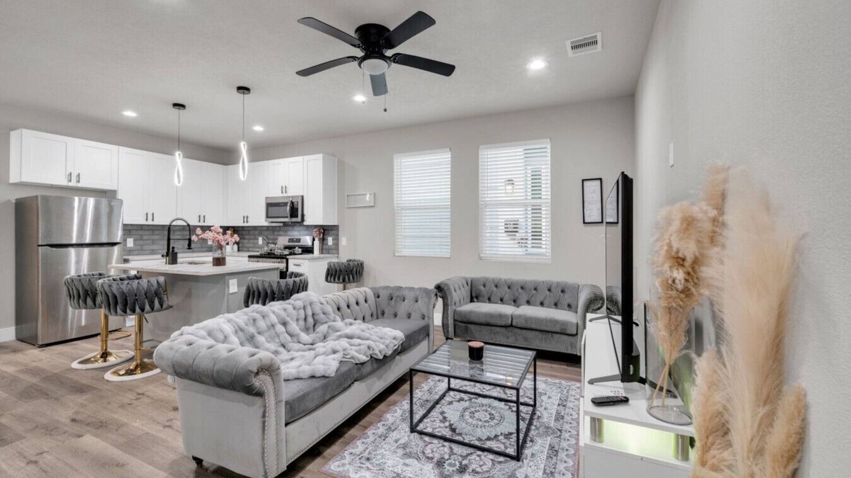 Humble Apartment | Executive Home Private Yard Free Parking Pets