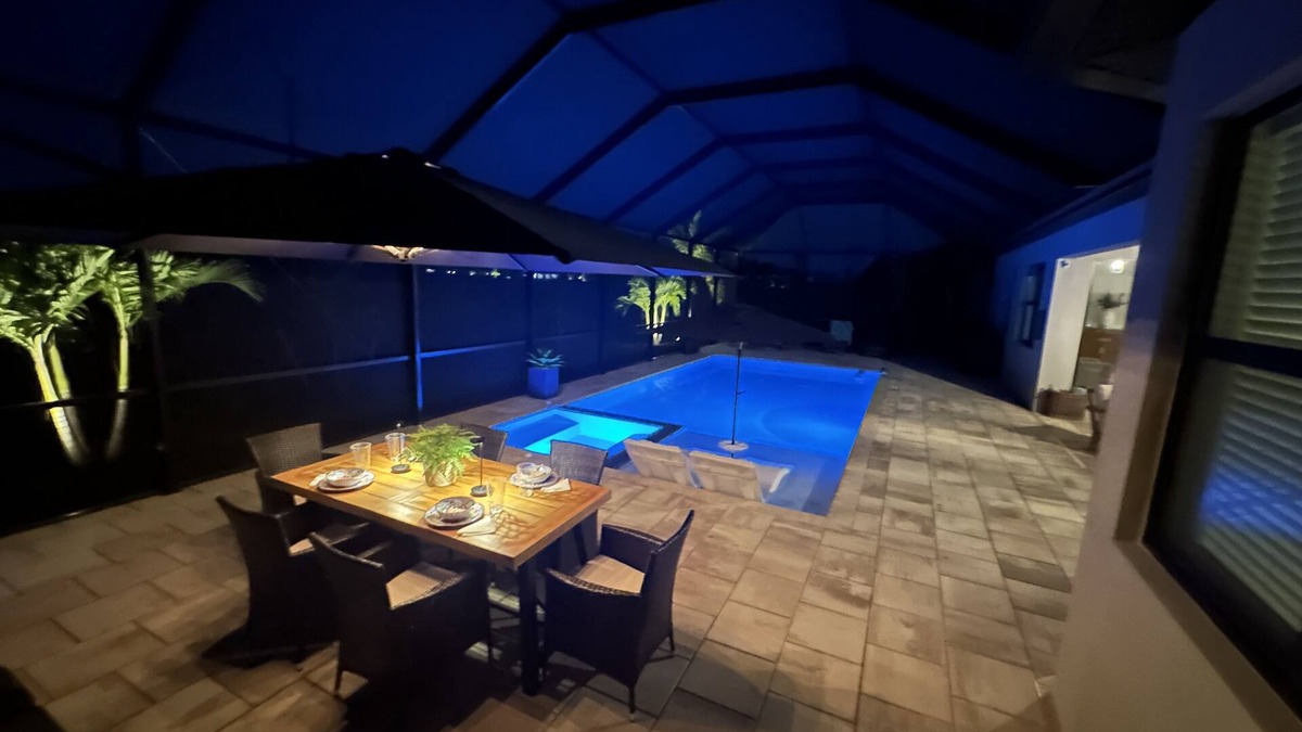 Gateway House | Executive Home. Sleeps 8 with Private Pool-Hot Tub in Resort Style Community