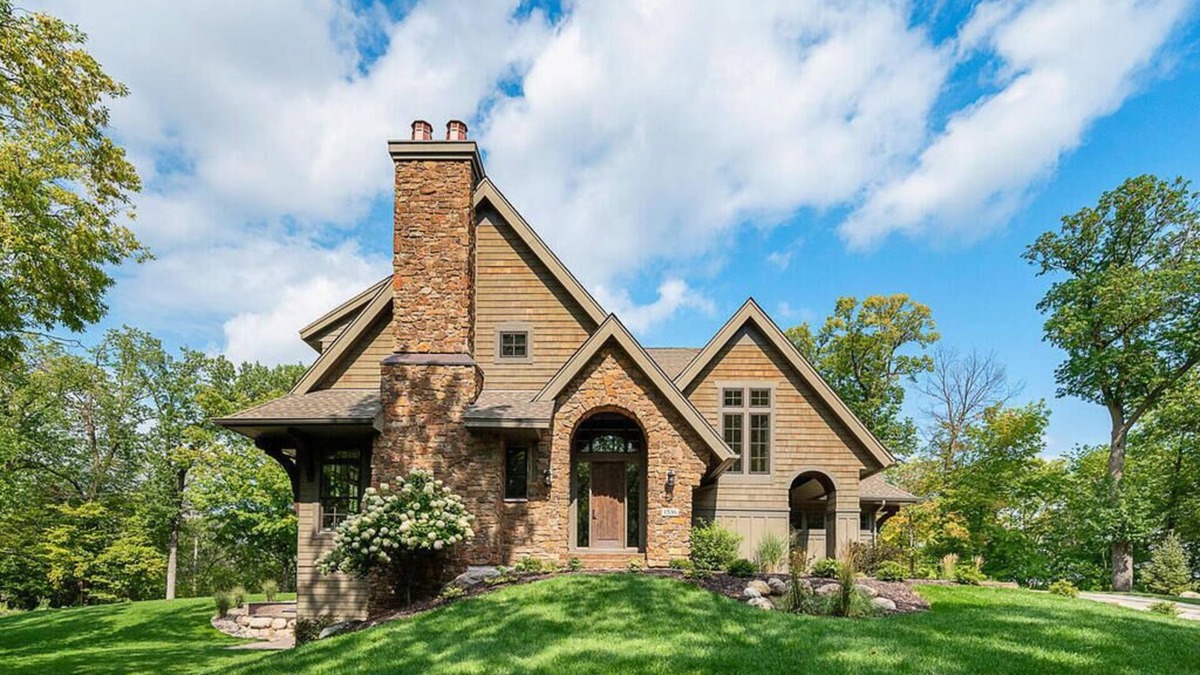 Minnetonka House | Executive Home with Sport Court close to Downtown Mpls!