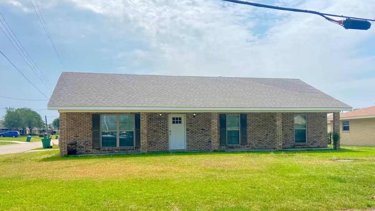 Sulphur House | Executive Housing for Professionals on short assignment to SWLA.