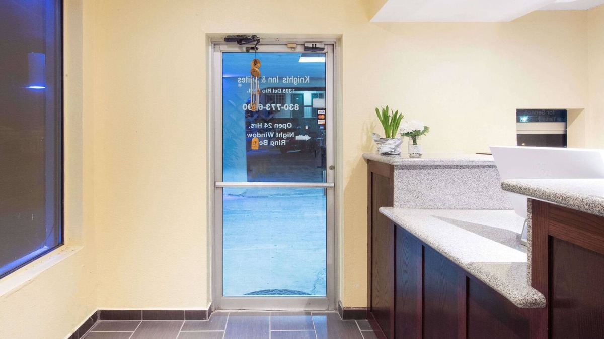 Eagle Pass Hotel | Executive Inn and Kitchenette Suites