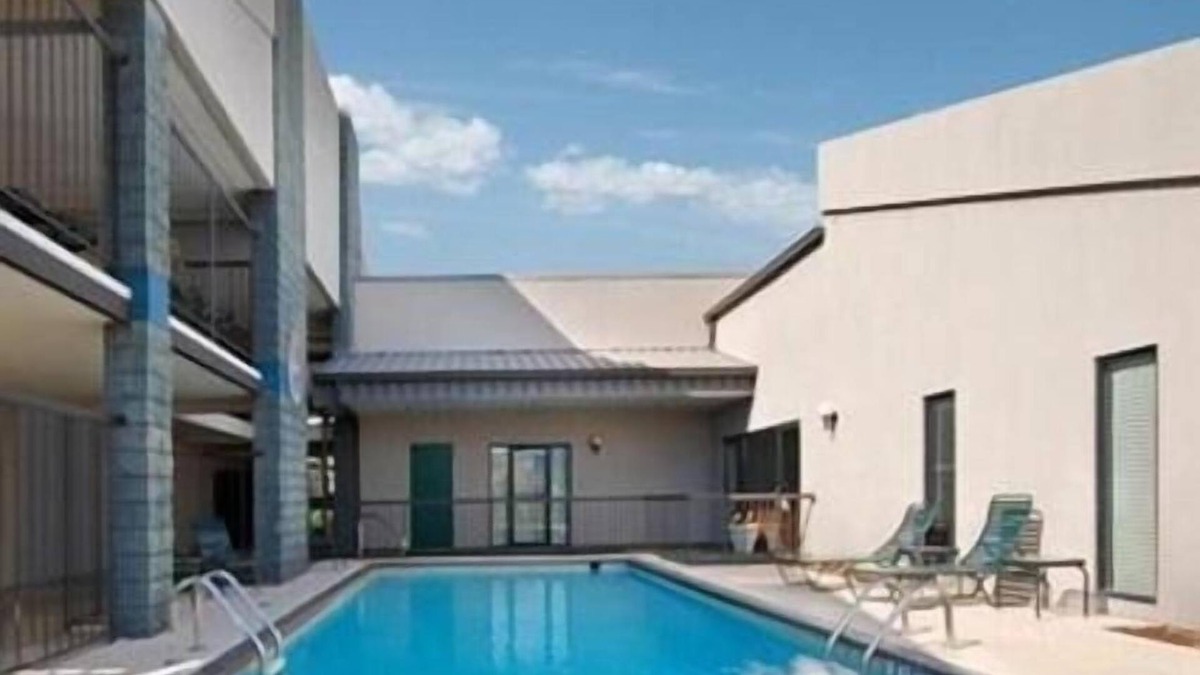 Enterprise Hotel | Executive Inn & Suites