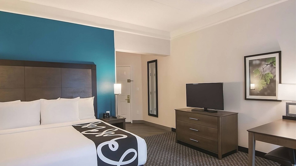 Orlando Hotel | Executive King with Pool View, La Quinta Inn & Suites, Free Breakfast, Near UCF