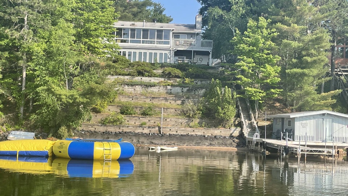 Markville Cabin | Executive Lake Home on Premier Lake w Game Room & Sauna–Ultimate Retreat Awaits!