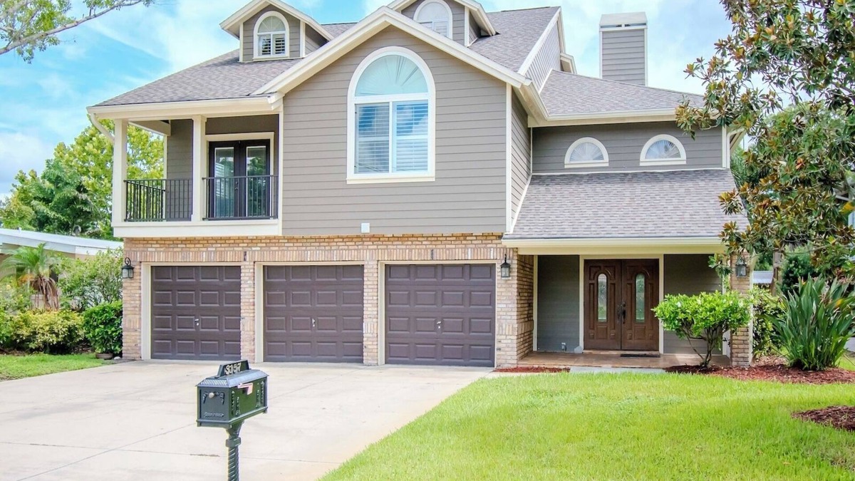 Lake Tarpon Estates House | EXECUTIVE LAKEHOME 5BR Screened Pool Home, 2 Kitchens to entertain, 2 laundrys