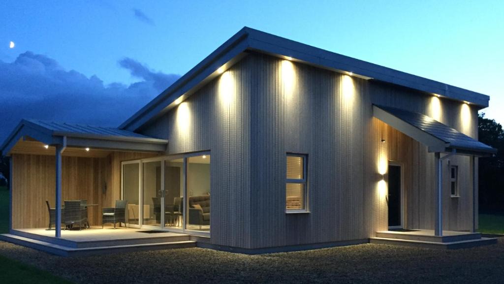 Enniskillen Ski Chalet | Executive Lakeside Lodge at Mullans Bay