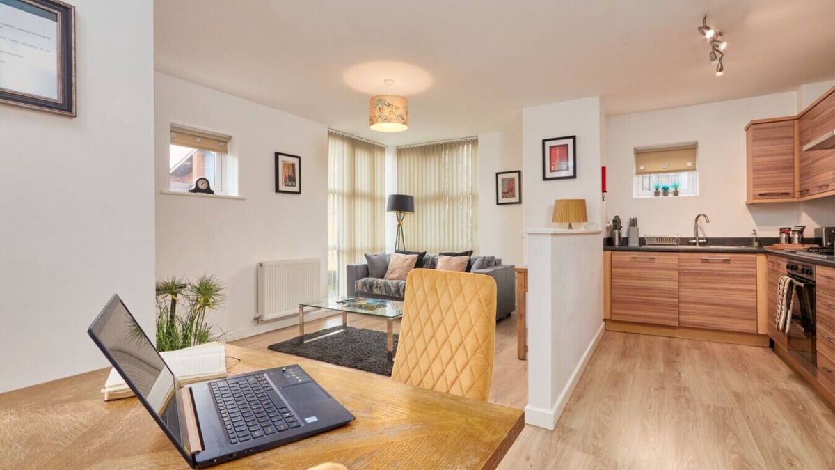 Wilford Apartment | Executive large Apt. w/balcony, parking & Netflix