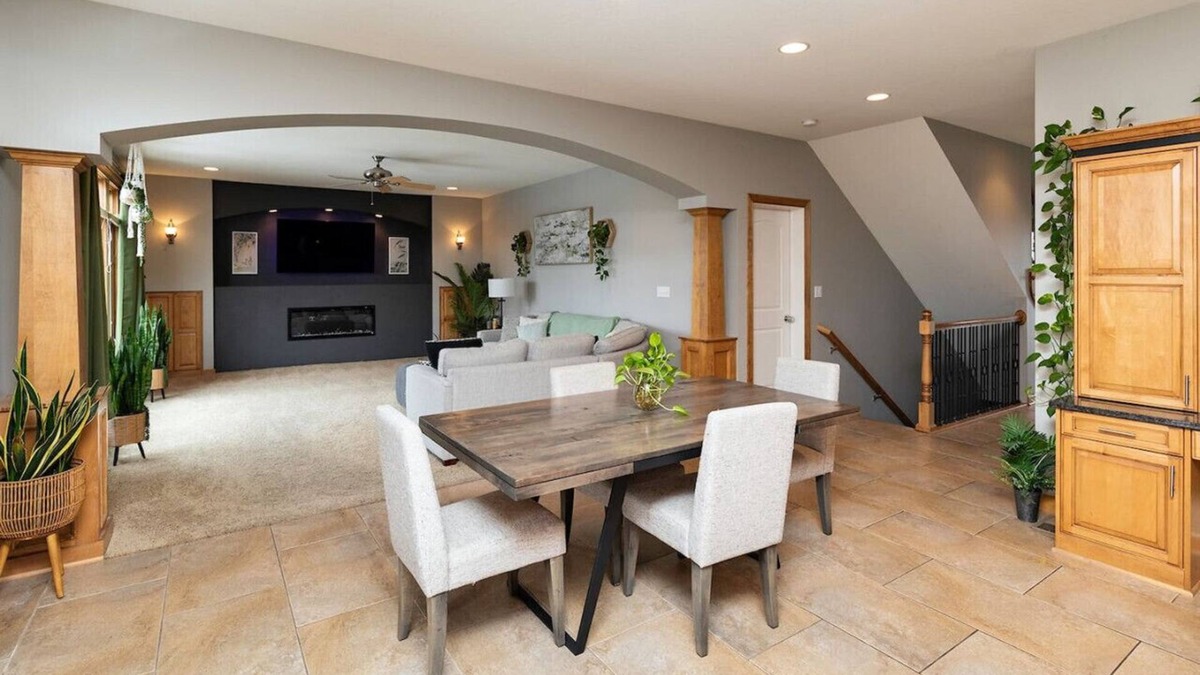 West Des Moines House | Executive Living 2min to Jordan Creek 6 bed/5 bath Near Jordan Creek Mall