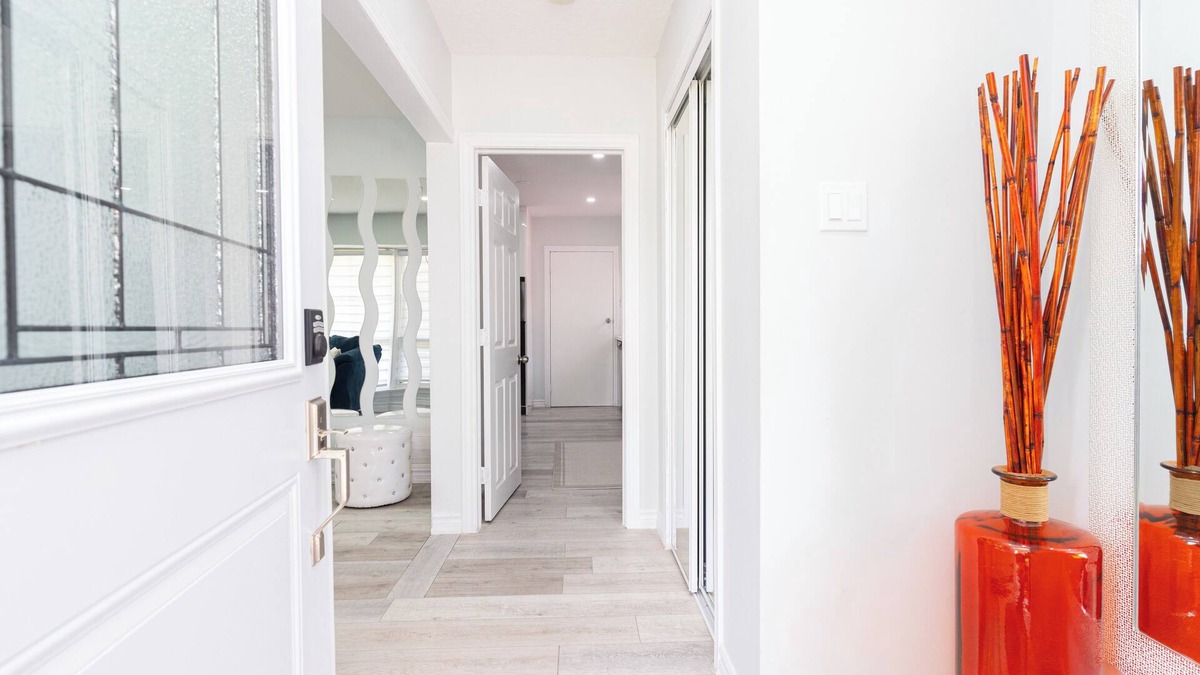 Brampton House | Executive Modern Home with Backyard Oasis close to the Airport