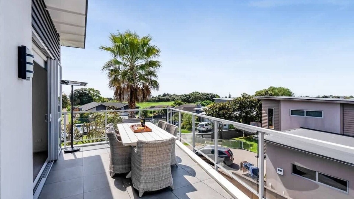 Bell Block House | Executive On Parkview - 3BR modern family home