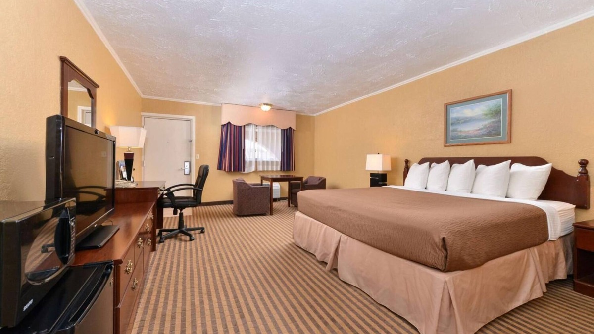 Elk City Hotel | Executive Plus Inn & Suites