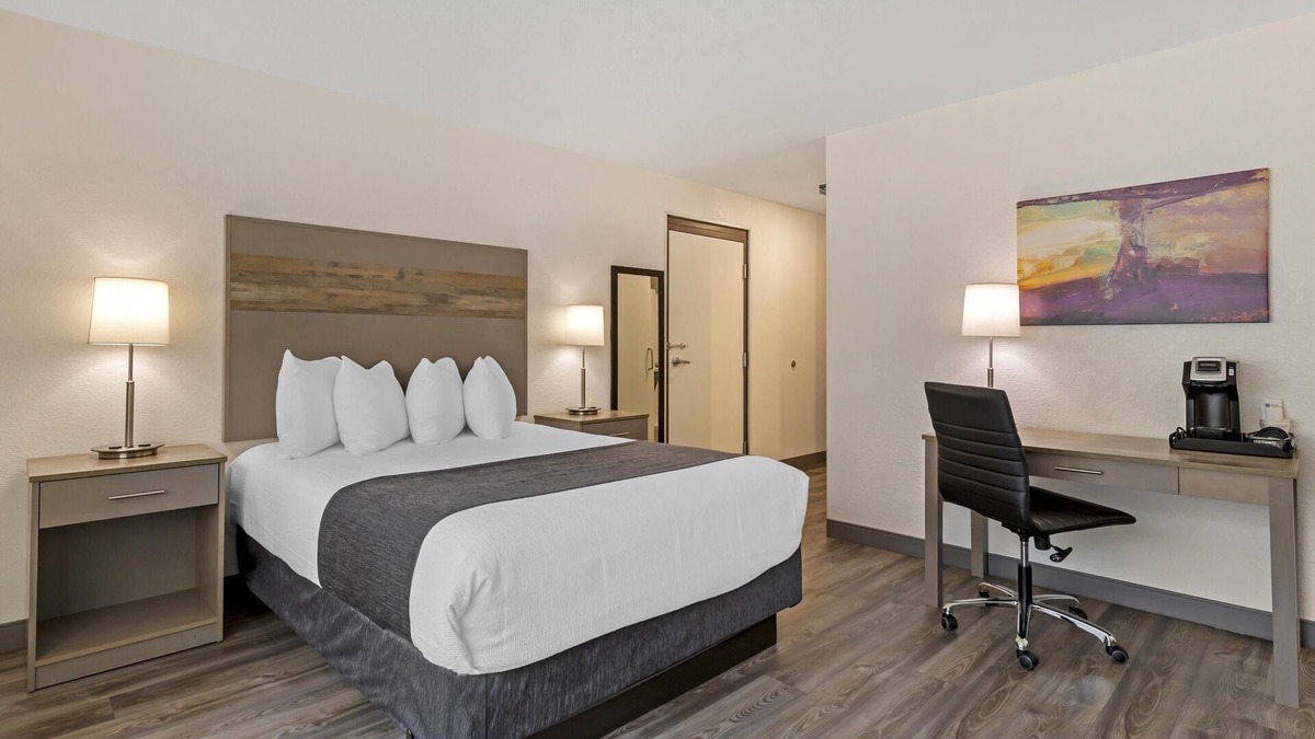 Waterloo Hotel | Executive Residency By Best Western Waterloo & Cedar Falls