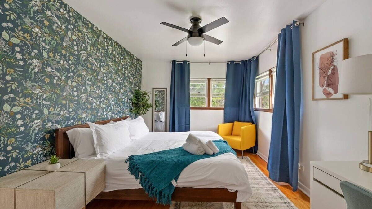 Westmont Apartment | Executive Retreat - 2 Parking Spaces, Sleeps 4!