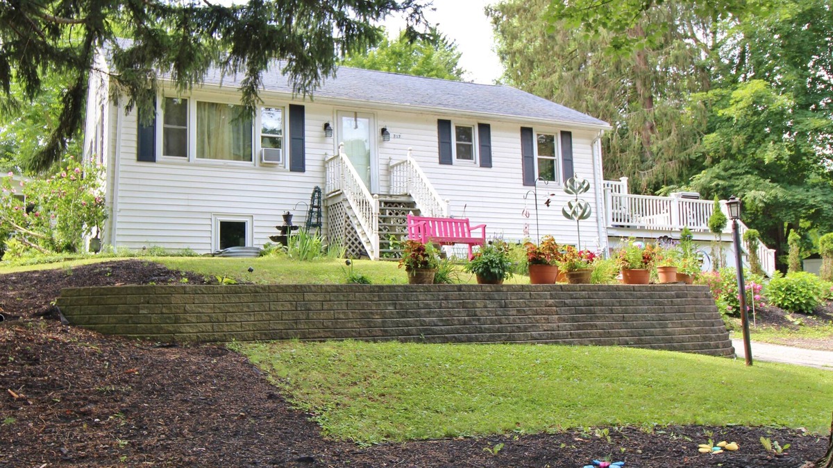 East Aurora Apartment | Executive Style Private Upper Apartment Walk to Village Amenites