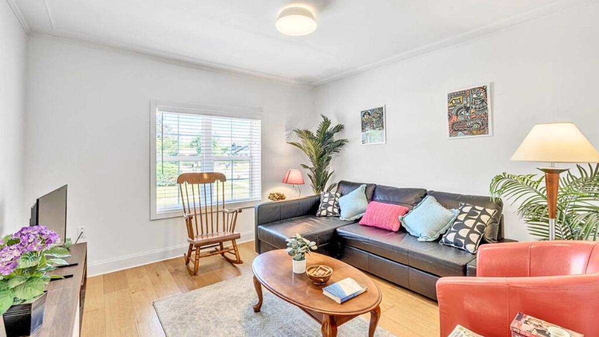 Royal Oak Apartment | Executive Suite - Prime Location - Sleeps 6 - Downtown
