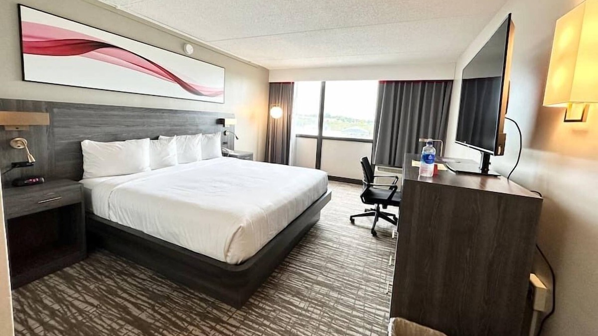 Southwest Area House | Executive suite w/private bath