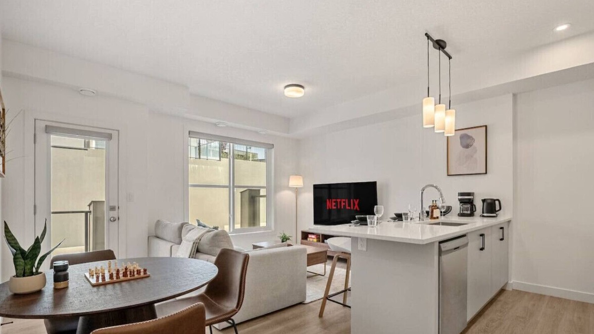 Springbank Hill House | Executive Suite with King Bed » Garage » AC » Free » 65`