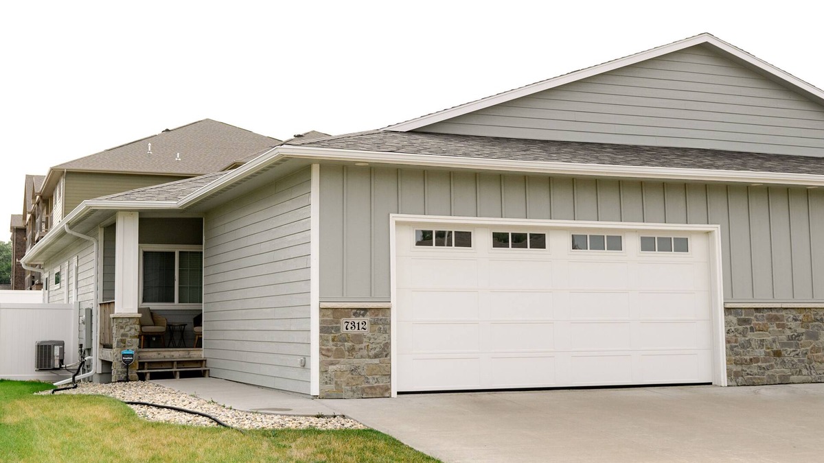 Buffalo Ridge House | Executive Twin Home in quiet neighborhood located in south central Sioux Falls