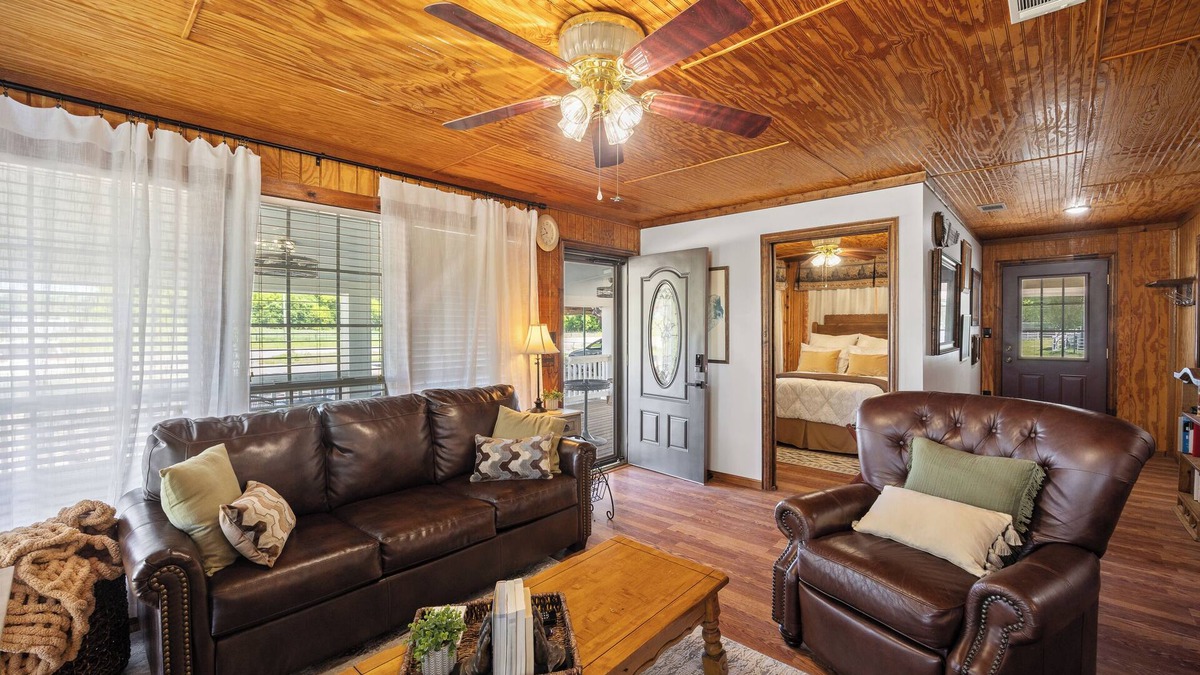 Weatherford Cottage | Executive Western Farm Cottage Retreat STARLINK WIFI Free Horse Trailer Parking